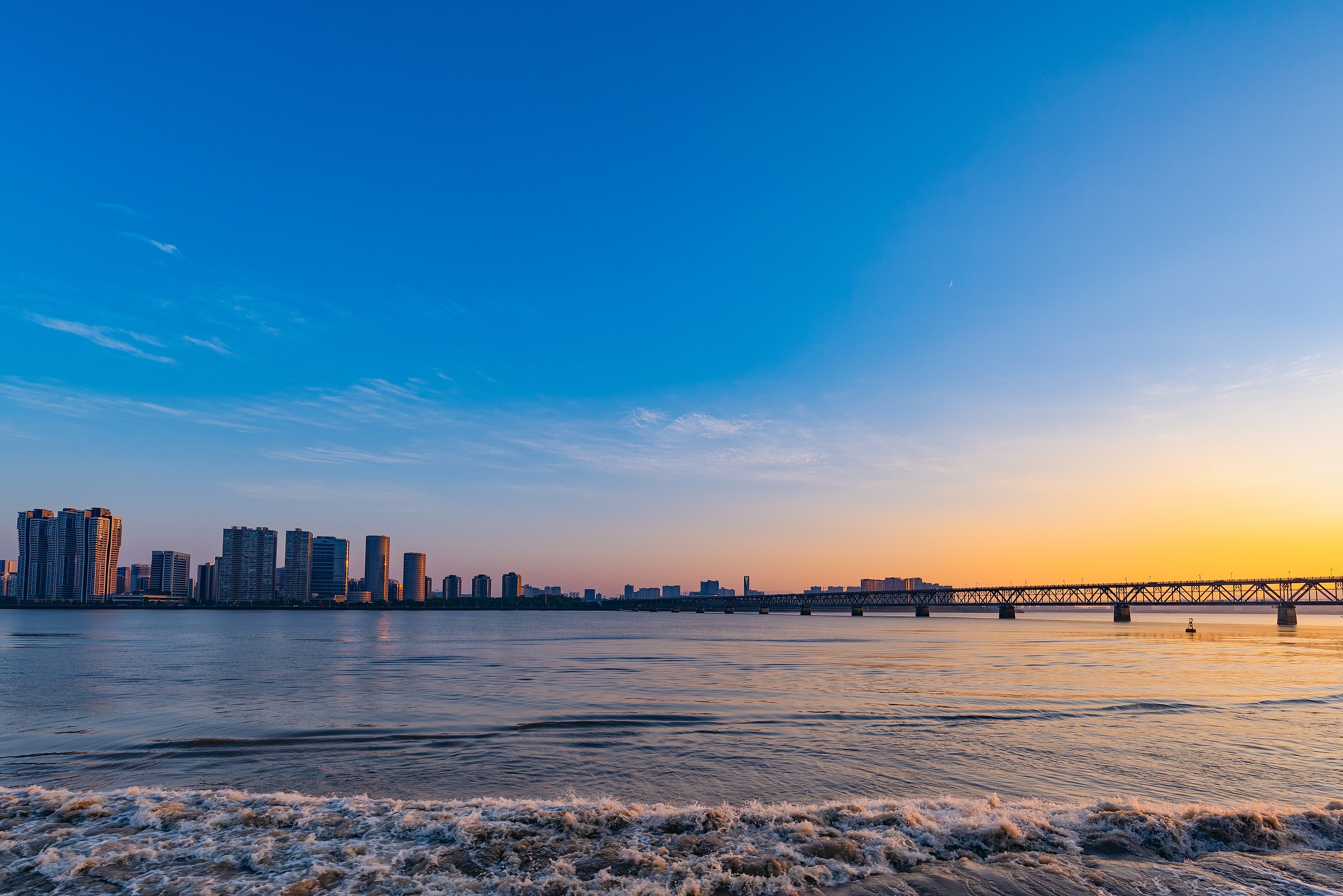 浙江省杭州濱江區(qū)錢塘江潮水日落黃昏.jpg